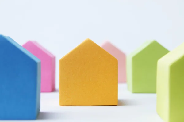Casa colorida em forma de blocos em fundo branco — Fotografia de Stock