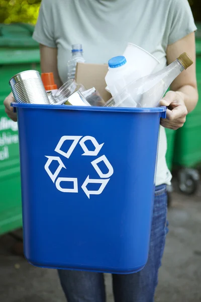 Mujer que lleva la papelera de reciclaje — Foto de Stock