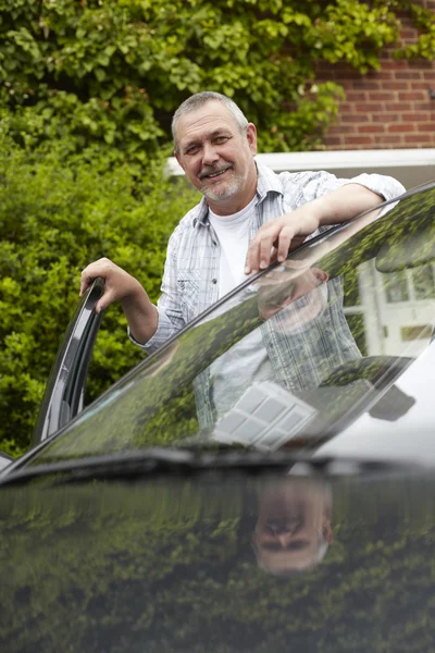 Mature automobiliste debout à côté de voiture — Photo