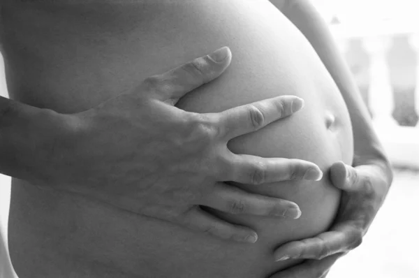 Vista en blanco y negro de la mujer embarazada — Foto de Stock