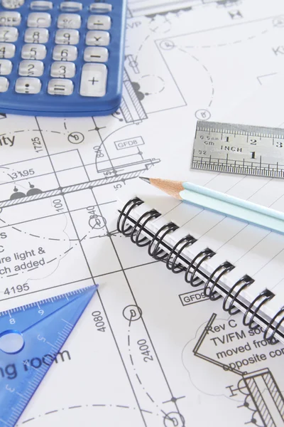 Calculadora, bloco de notas e ferramentas de desenho combinadas em planos — Fotografia de Stock