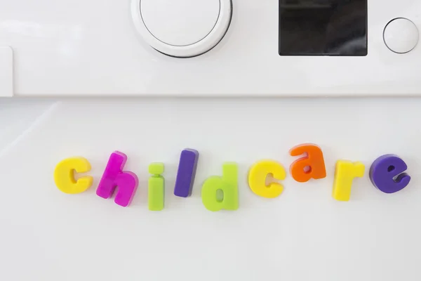 Cartas magnéticas na máquina de lavar ortografia Childcare — Fotografia de Stock