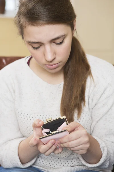 Tonårig flicka undersöker Tom plånbok — Stockfoto