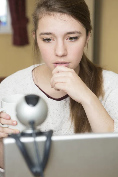 Tizenéves lány aggódik Online zaklatás — Stock Fotó