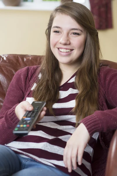 Adolescente chica relajante y viendo la televisión en casa — Foto de Stock