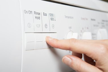 Çamaşır makinesi Energ kaydetmek için Ekonomi programı seçerek kadın