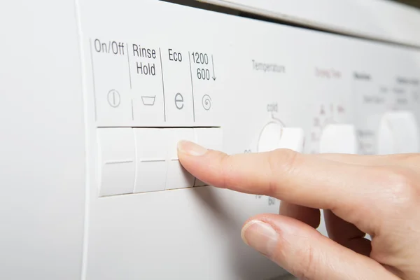 Çamaşır makinesi Energ kaydetmek için Ekonomi programı seçerek kadın
