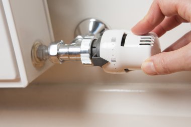 Radyatör termostat ayarlama el yakın çekim