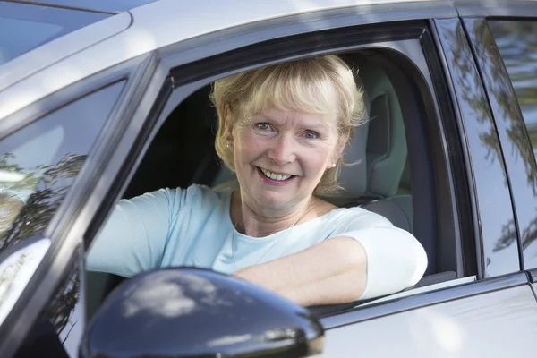 Mosolyogva vezetés autót vezető nő portréja — Stock Fotó