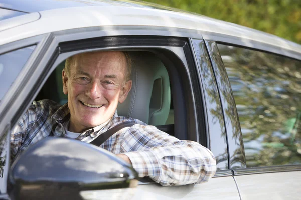 Portrait d'un homme âgé souriant conduisant une voiture — Photo