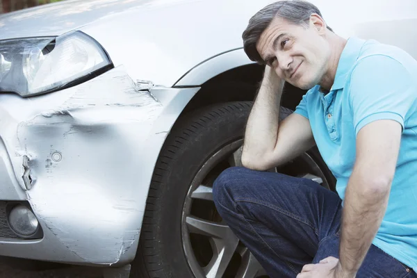 Conducteur malheureux inspectant les dommages après un accident de voiture — Photo