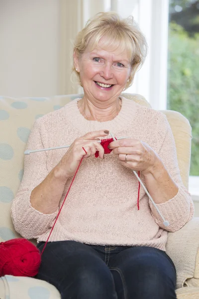 Porträt einer Seniorin beim Stuhlstricken — Stockfoto