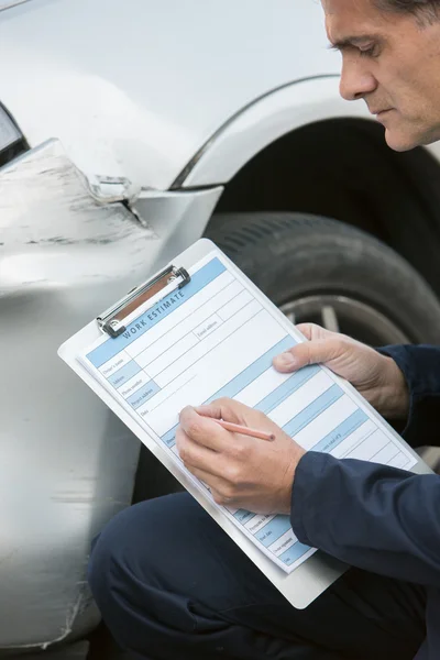 Otomatik atölye mekanik araba ve R de doldurma hasar inceleniyor