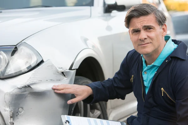 Otomatik atölye mekanik araba ve R de doldurma hasar inceleniyor