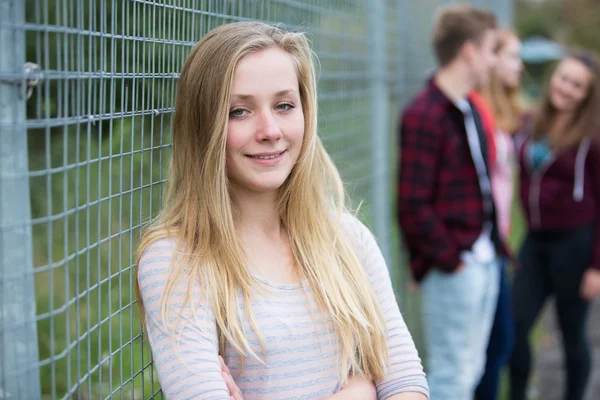 Портрет дівчини-підлітка висить з друзями на ігровому майданчику — стокове фото