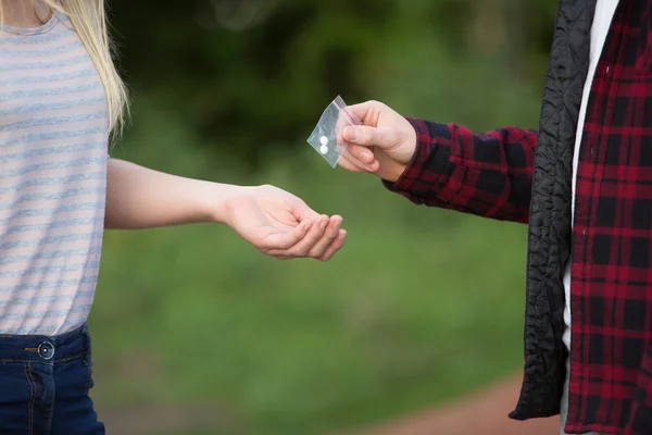Menina adolescente comprando drogas no parque infantil do revendedor — Fotografia de Stock