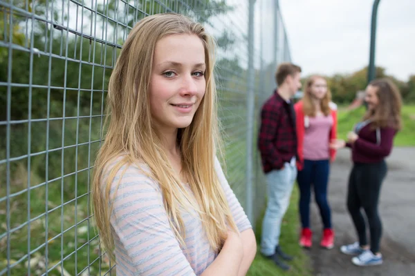 Retrato de adolescente menina pendurado fora com amigos no playground — Fotografia de Stock