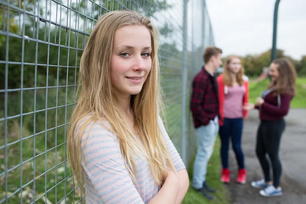 Retrato de adolescente saliendo con amigos en el patio de recreo —  Fotos de Stock