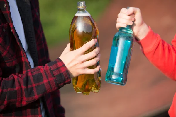 Nära håll tonåringar dricker alkohol tillsammans — Stockfoto