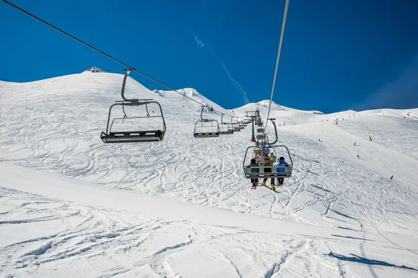 Подъемник на зимнем курорте от Formigal . — стоковое фото