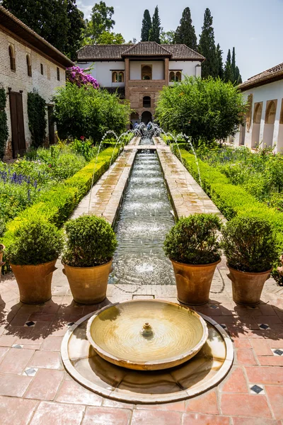 Alhambra de Granada, Brunnen aus dem Alhambra Palast, Granada Stadt, Andalusien, Spanien. — Stockfoto