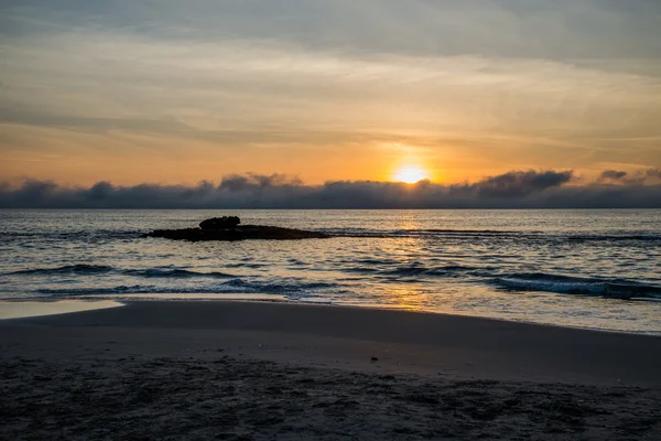 Pôr do sol do mar na praia de Torrevieja . — Fotografia de Stock