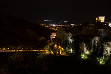 Cuenca asılı evlerin gece. İspanya.