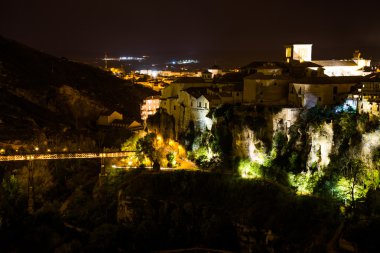 Cuenca asılı evlerin gece. İspanya.