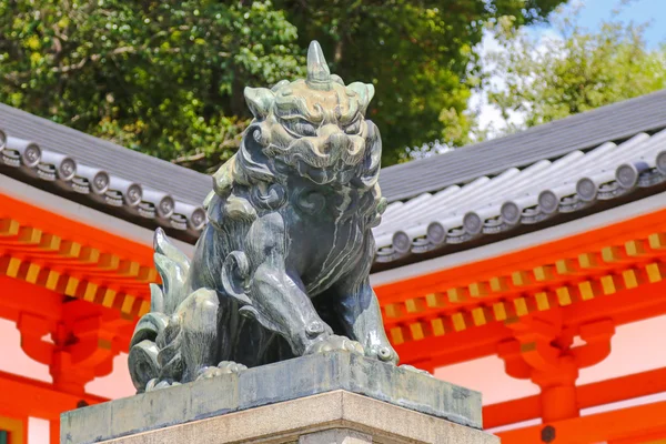 狮子狗，在日本京都八坂神社大门口的雕像 — 图库照片