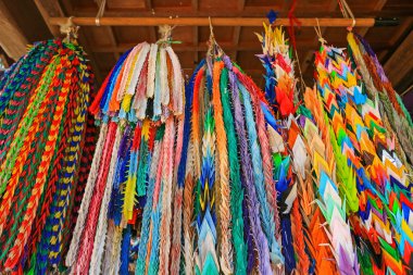 Origami Maçunalar, uzun dua dizeleri Takayama Hokkeji tapınağında asılı