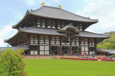 Nara, Japonya Todai-ji Tapınağı'nda ziyaret büyük Buda salon (daibutsuden) insanlar