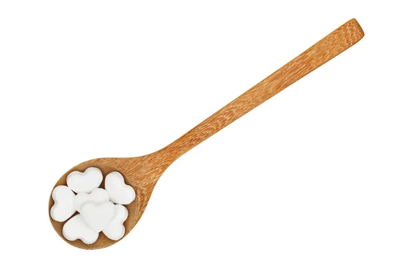 Деревянная ложка, полная сердечных конфет, изолированных на белом — стоковое фото