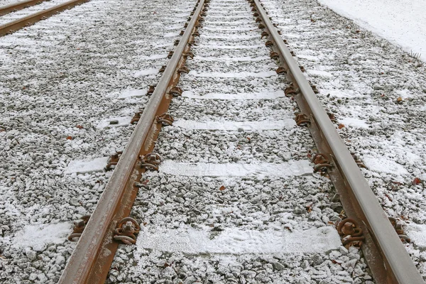 Pequenos cristais de gelo branco formando-se em trilhos ferroviários durante o inverno — Fotografia de Stock