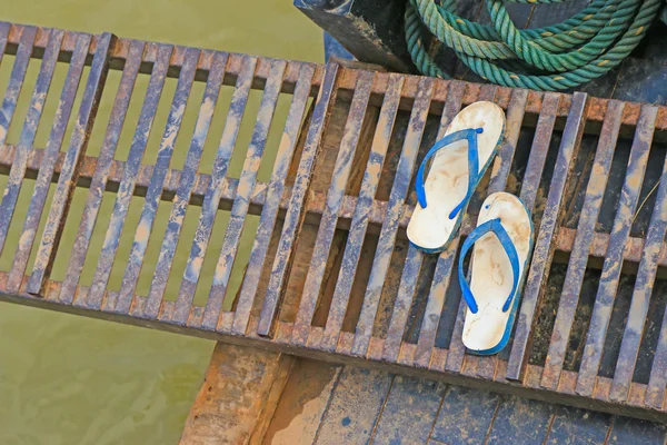 Mokry brud na gumowych klapek na przenośne metalowe trapu most na rzece Mekong, Laos — Zdjęcie stockowe