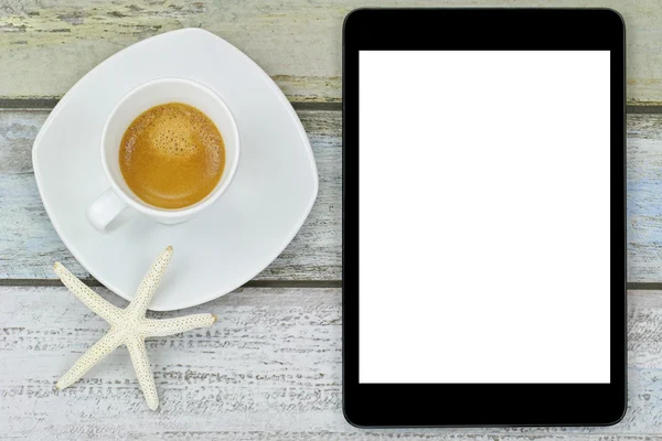 Ryba na świeżo zaparzonego espresso kawa, komputer tablet czarny — Zdjęcie stockowe