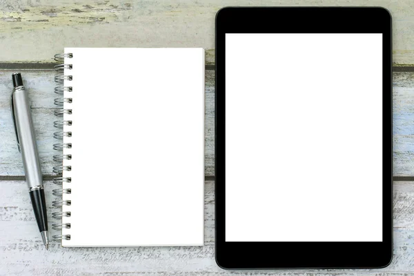 Leeres Notizbuch, silberner Stift und schwarzer Tablet-Computer mit leerem Bildschirm — Stockfoto