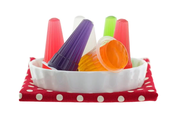 Colorida variedad de gelatina de carragenina con sabores afrutados en pequeños conos de plástico — Foto de Stock