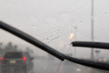 Ön cam silecekleri cam ile bulanık trafik sert yağmur sırasında üzerinde hareket