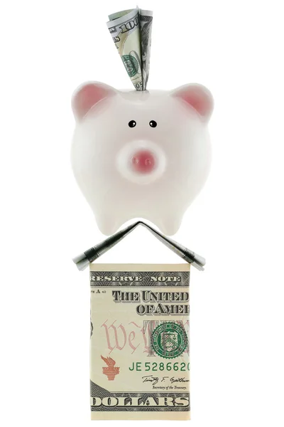 Amerikanische 100-Dollar-Währung in rosa Sparschwein steht auf Geldhaus — Stockfoto