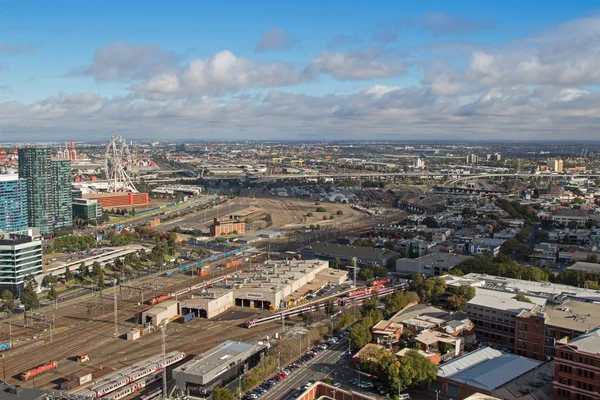 West Melbourne com depósito de bonde Bombardier e Star Observation Wheel em primeiro plano na Austrália — Fotografia de Stock