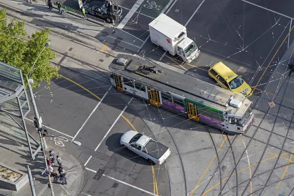 Vogel-Ansicht der Yarra-Straßenbahn, die an der Trabe Street in Melbourne, Australien vorbeifährt — Stockfoto