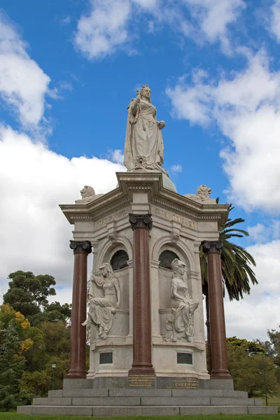 メルボルンのクイーン ビクトリア公園に位置するヴィクトリア女王記念碑 — ストック写真