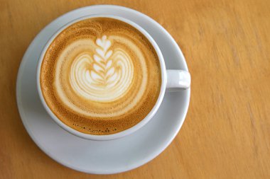 Beyaz fincan sıcak kahve Latte Art dekorasyon yüzeyi ile