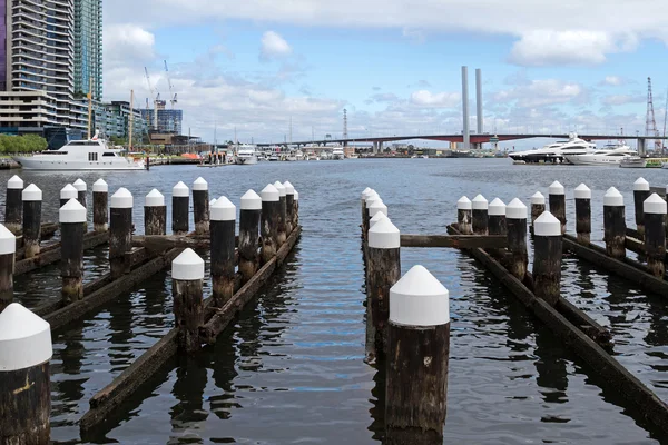 Postes de madera en los muelles de Melbourne en Victoria Harbour, Australia —  Fotos de Stock