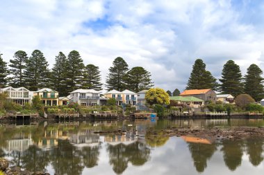 Bağlantı noktası peri Avustralya'da Moyne nehir boyunca güzel modern evler