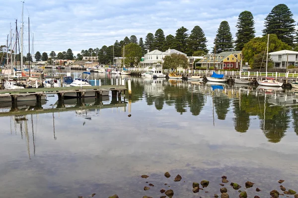 Csónak kikötve mellett modern házak mentén a Moyne folyó Port Fairy, Ausztrália — Stock Fotó