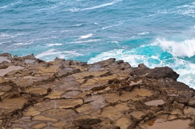 Su sıçramasına yükseliyorlar Cape Bridgewater Avustralya, volkanik kaya