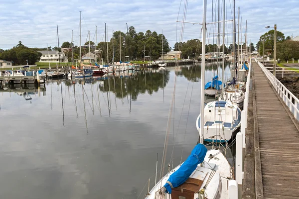 Łodzie, jachty, Cumowanie wzdłuż rzeki Moyne w Port Fairy w Victoria, Australia — Zdjęcie stockowe