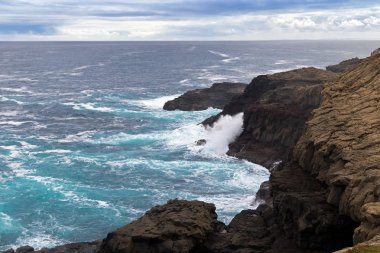 Derin mavi deniz su sıçramasına yükseliyorlar, Cape Bridgewater, Avustralya, volkanik kaya