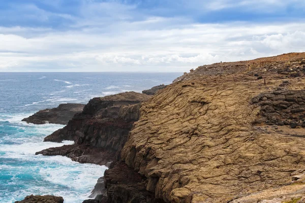 Gente caminando sobre rocas volcánicas en blowholes, Cape Bridgewater, Australia — Foto de Stock